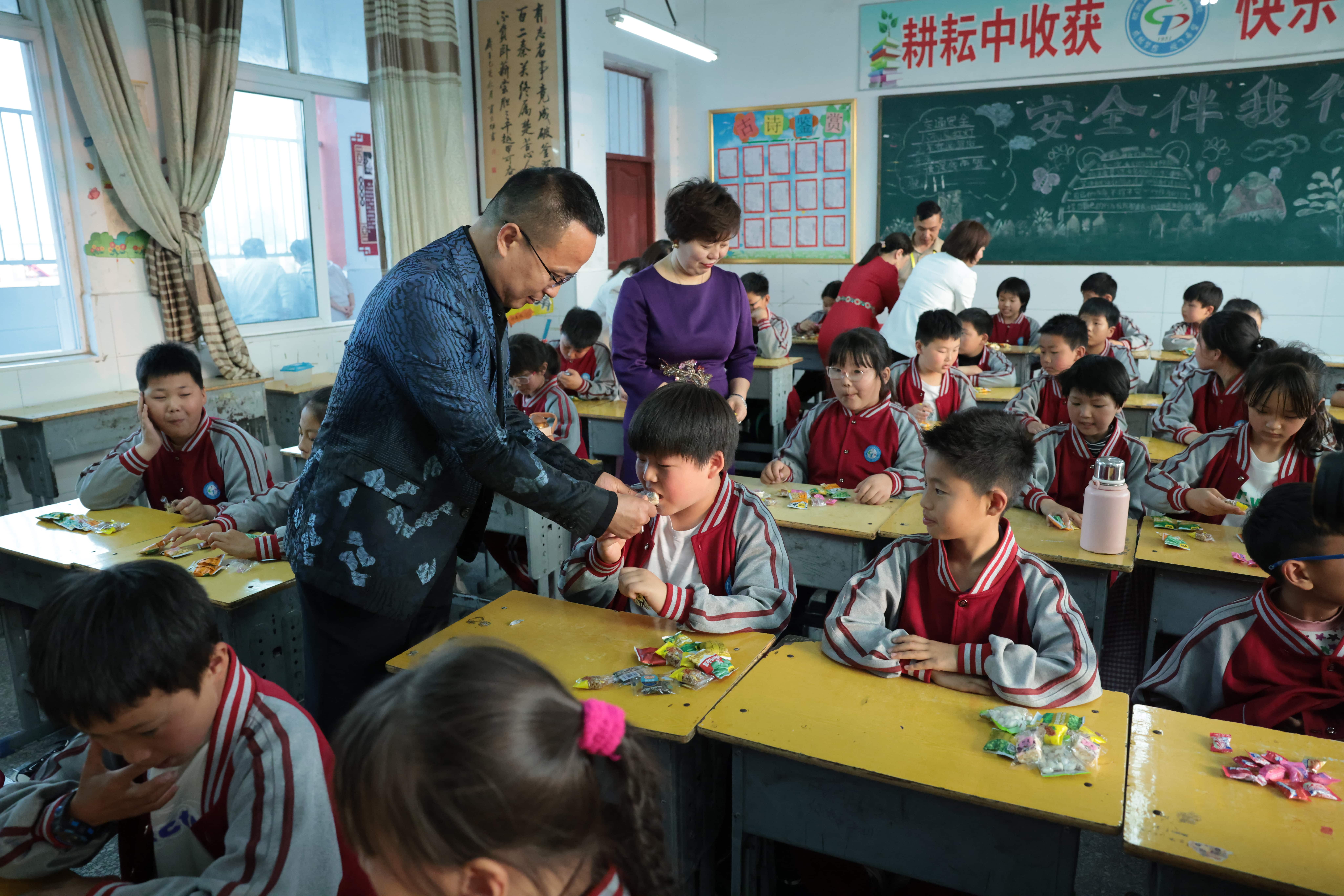 在爱意的“双向奔赴”中丨第249所qy球友会公益学校揭牌 在爱意的“双向奔赴”中丨第249所qy球友会公益学校揭牌
