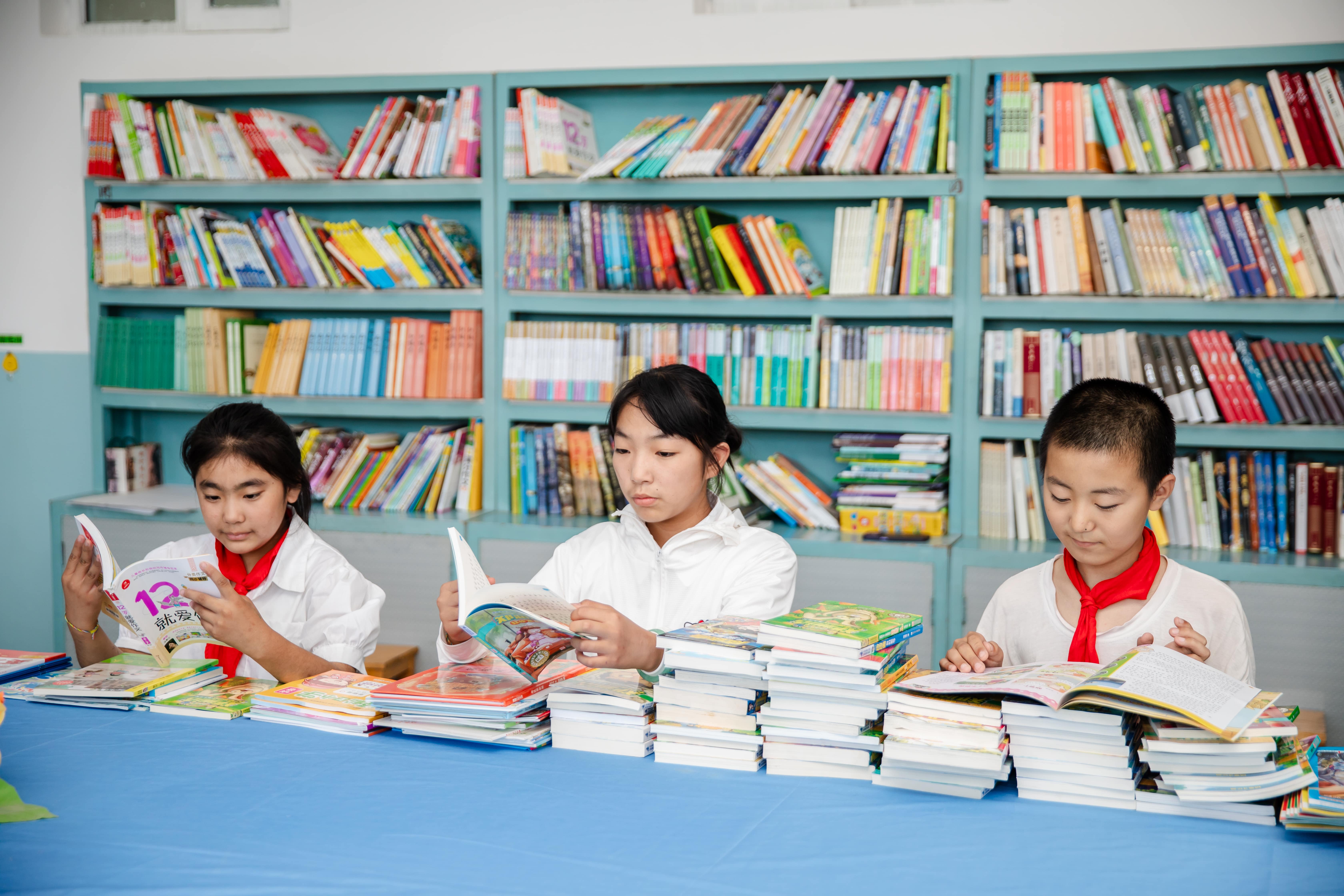 天津高校大学生记者走进qy球友会公益小学开展“书香悦读,筑梦成长”活动 天津高校大学生记者走进qy球友会公益小学开展“书香悦读,筑梦成长”活动
