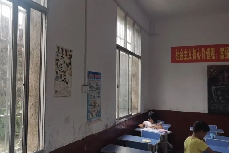 第214所  湖南省涟源市三甲乡三甲qy球友会梁红小学
