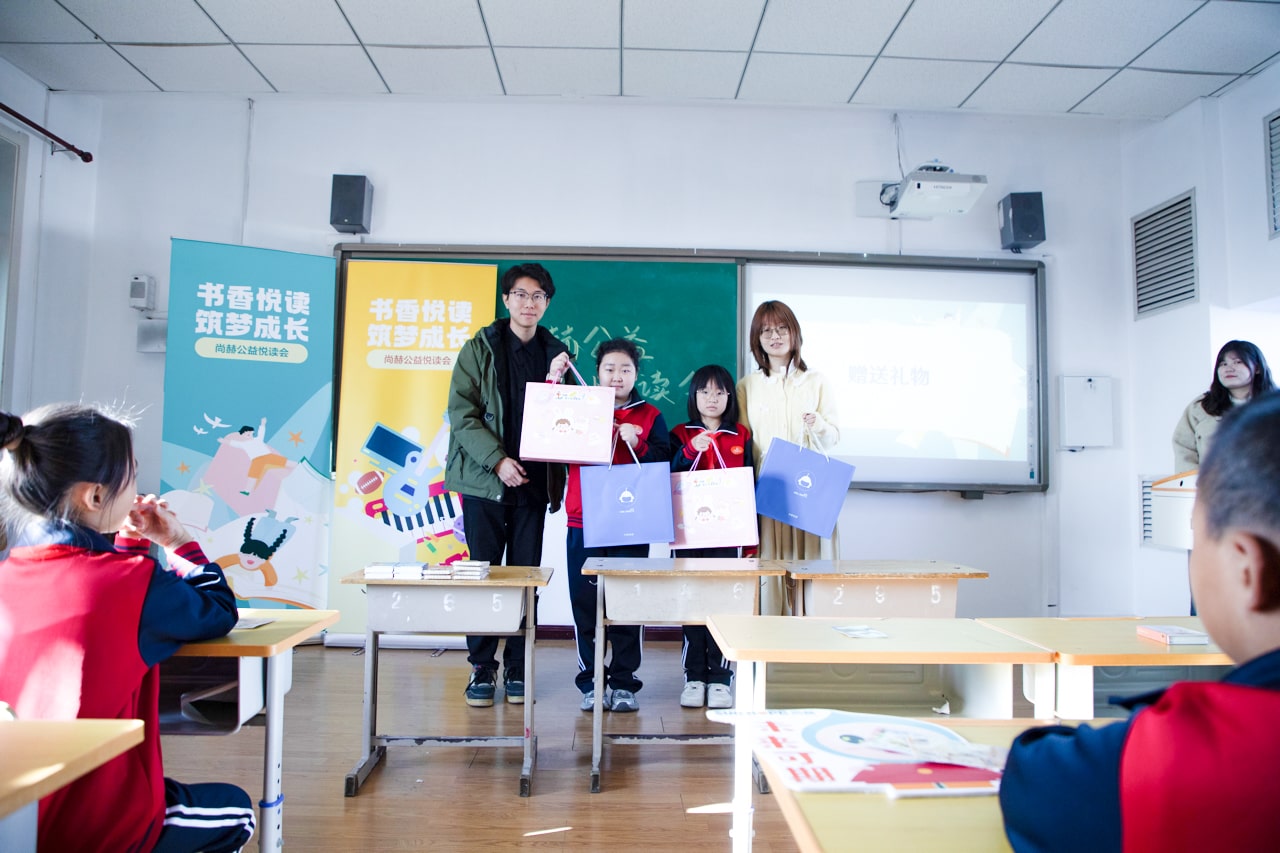 天津高校大学生记者走进qy球友会公益小学开展“书香悦读,筑梦成长”活动 天津高校大学生记者走进qy球友会公益小学开展“书香悦读,筑梦成长”活动