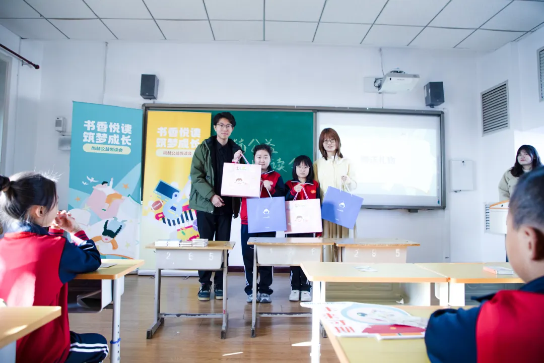 天津高校大学生记者走进qy球友会公益小学开展“书香悦读,筑梦成长”活动 天津高校大学生记者走进qy球友会公益小学开展“书香悦读,筑梦成长”活动