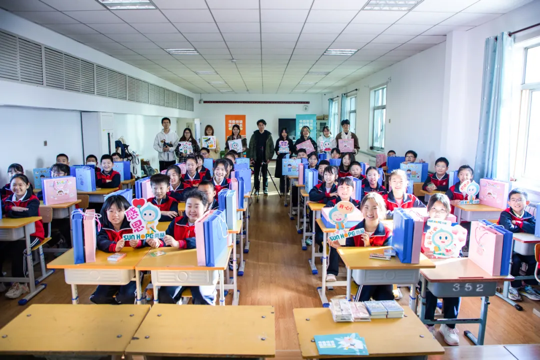 天津高校大学生记者走进qy球友会公益小学开展“书香悦读,筑梦成长”活动 天津高校大学生记者走进qy球友会公益小学开展“书香悦读,筑梦成长”活动